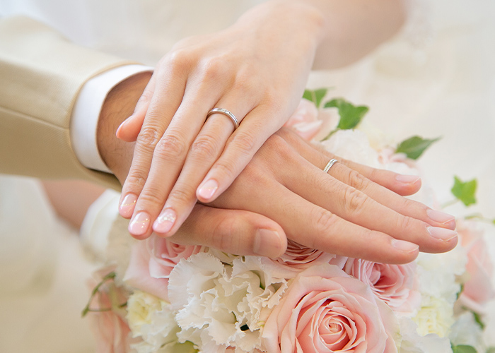 ドレスやブーケとの統一感が“手元美”を際立たせる