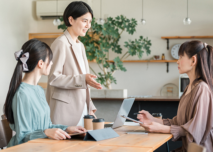 オフィスでも浮かない、上品カラーの活かし方