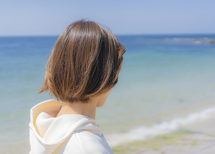 涼しげで上品な夏ネイルで、心地よい季節感を♪