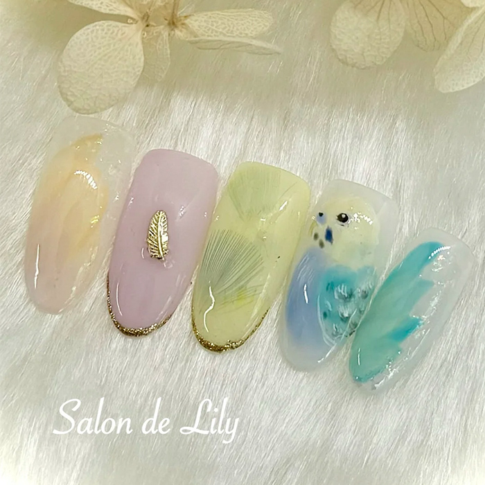 ⑥ポップで可愛いカラー♡フェザーネイル