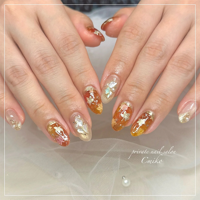 ①ミラーで華やか☆マグネットニュアンス×紅葉ネイル