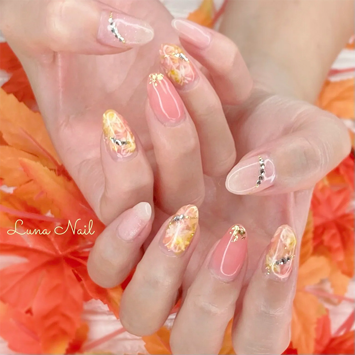 ⑤色味で可愛く♡ピンクベースの紅葉ネイル