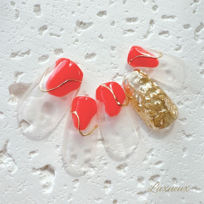 ③さりげなさが◎！紅葉色の変形フレンチネイル