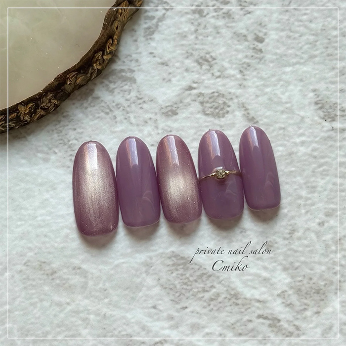②色っぽい色味が魅力♡くすみパープル×アクセサリーネイル