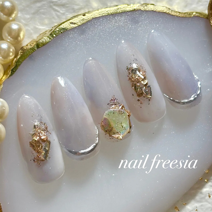 ④上品な華やかさ♡くすみシアーカラーの煌めきニュアンスネイル