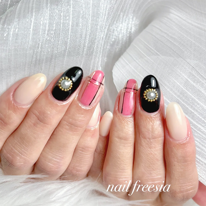 ①大人可愛い甘辛ミックス♡ブラック&ピンクのラインアートネイル