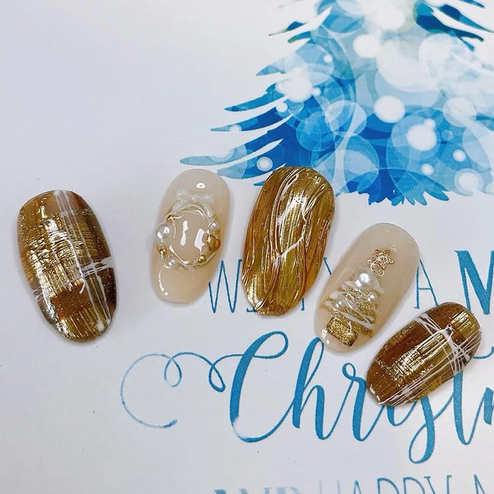 ⑥手描き風の抜け感がポイント♪大人上品クリスマスネイル