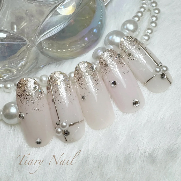 ①シルバーラメで叶える♪控えめクリスマスネイル