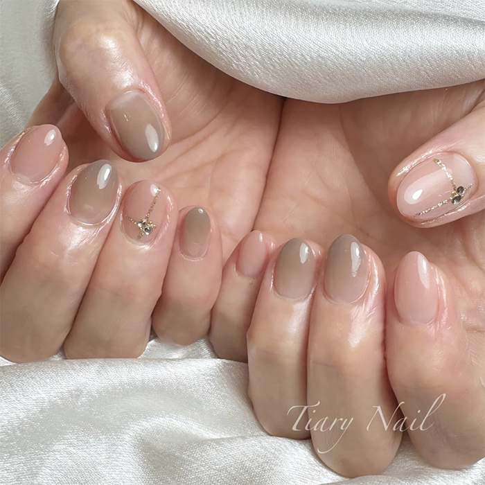 ③オフィスにも◎ベージュベースのクリスマス風ネイル