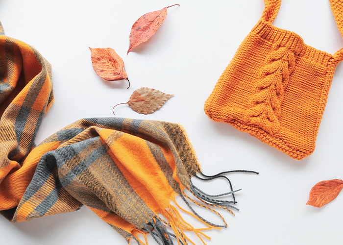 ニットやチェック柄とのリンクで季節感をアップ