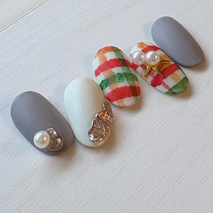 ②ミラーニュアンスが輝く☆レトロなチェック柄×パールビジューネイル