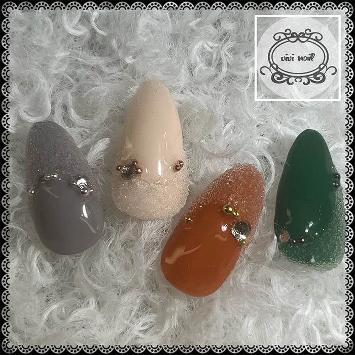 ①異素材で楽しむ♪もこもこ質感の控えめビジューネイル