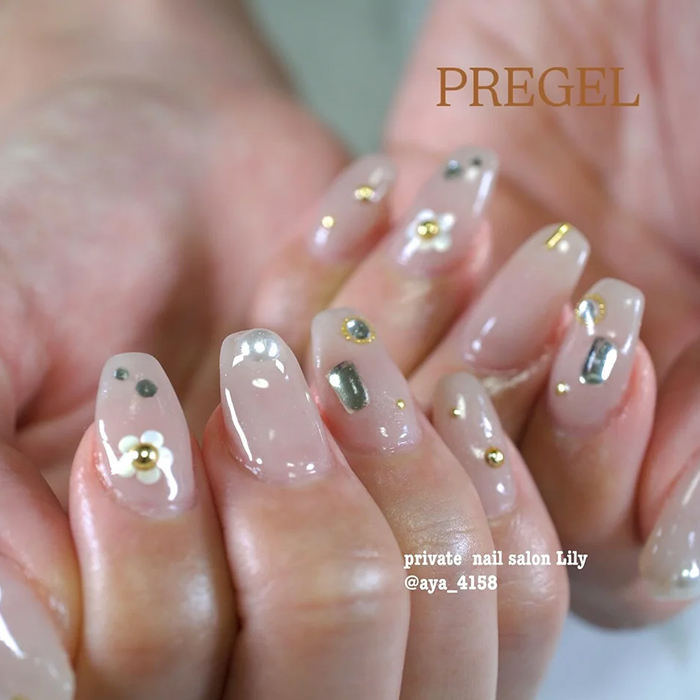 ③輝きを散りばめて♪ヌーディーカラー×お花ビジューネイル