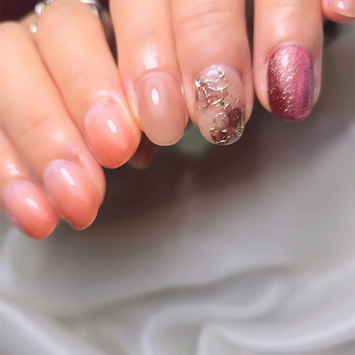 ④レディな雰囲気♡グラデとニュアンスフラワーのアシメネイル