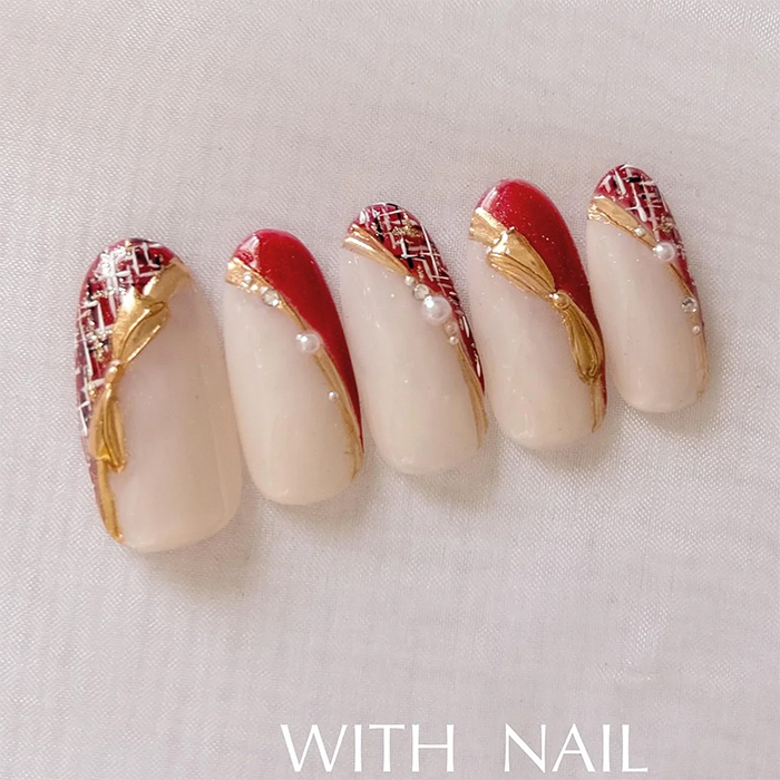 ⑦上品でおしゃれ♪ななめフレンチ×ゴールドリボンネイル
