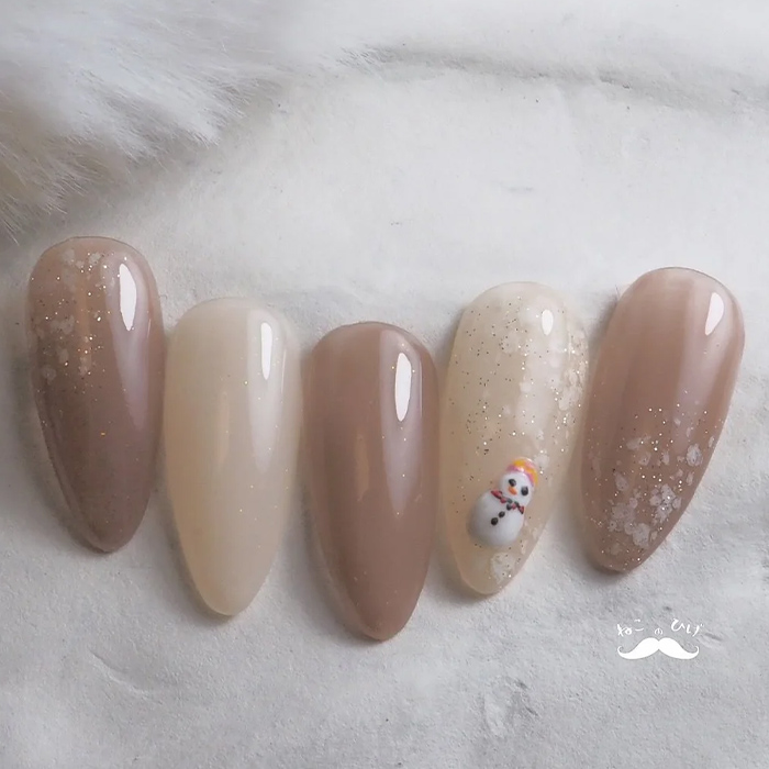①季節感をさりげなく☆ベージュ×控えめ雪だるまネイル