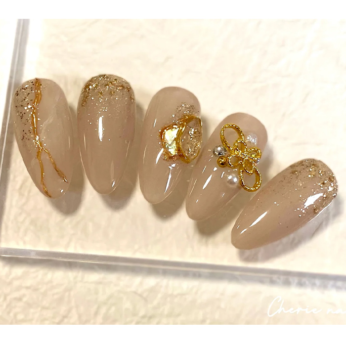③成人式にも♪ゴールドミラー×ベージュの和柄ネイル