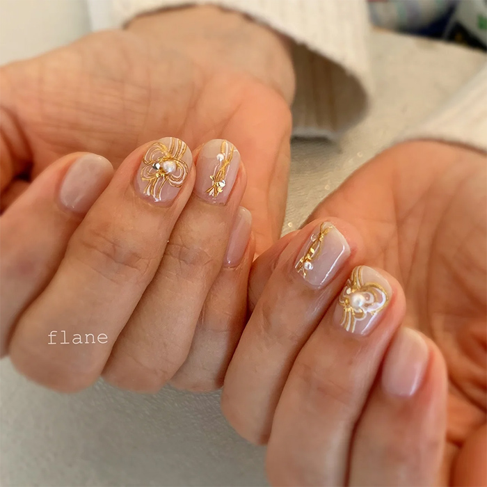 ⑤オフィスでも和柄を楽しむ♡ベージュベースの水引きネイル