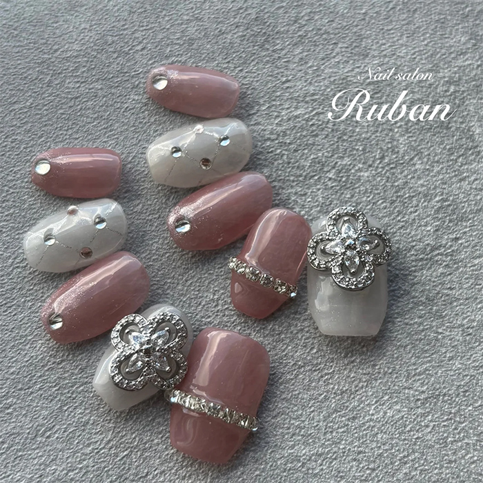 ②可愛くて華やか♡フラワービジュー×成人式ネイル