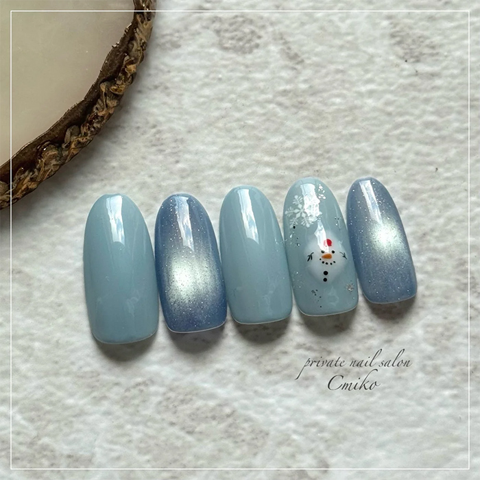 ④とける雪だるまが可愛い♡くすみブルーのスノーネイル