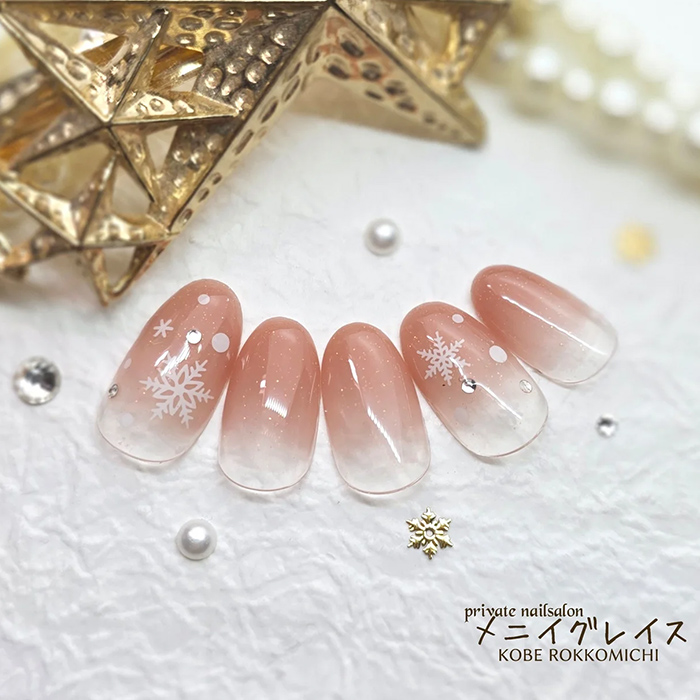 ③指先にそっと馴染む♪テラコッタブラウンのグラデーション×雪ネイル