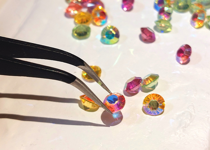 施術に取り入れやすい“ビジューの乗せ方”の基本