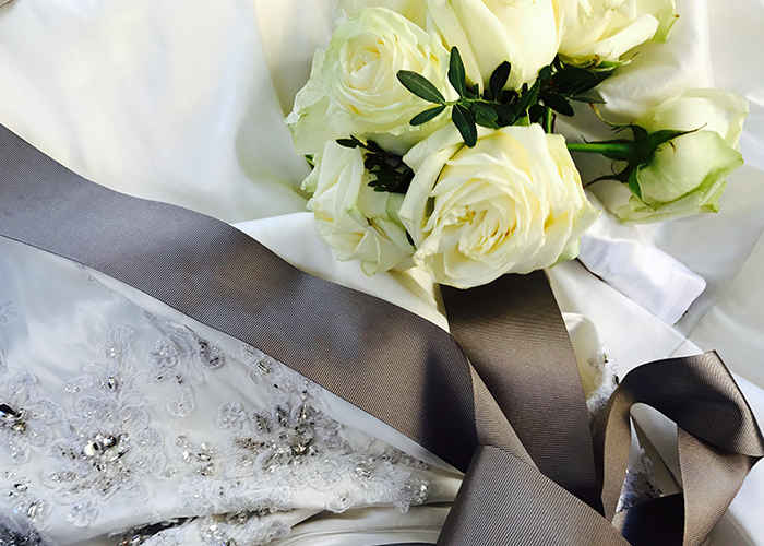 施術シーンに合わせて◎ビジューネイルが映える瞬間