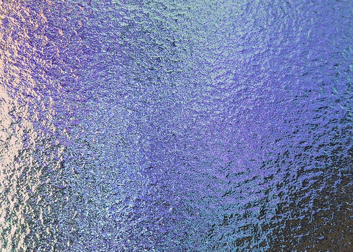 静けさと透明感を宿す“すりガラス仕上げ”