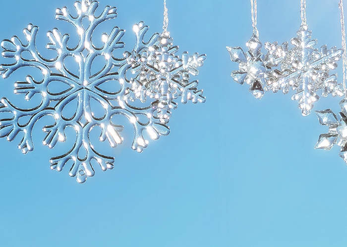 定番の雪ネイルを今季風に見せる調整ポイント