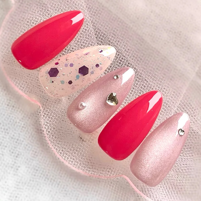 ②ピンクの中にさりげなく♪ビジューハートネイル