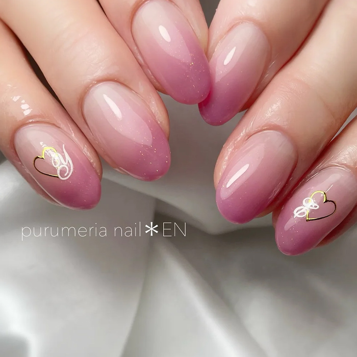 ①大人可愛いグラデーション♡イニシャル×ハートネイル