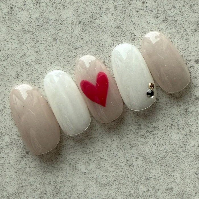 ③オフィスにも♪シンプルベースカラー×ハートネイル