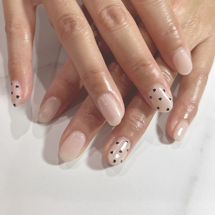 ④ドット風に楽しむ♡ホログラム×ハートネイル