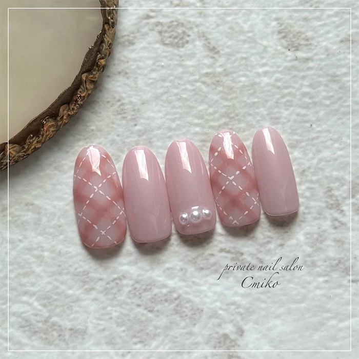 ⑦冬の素材感を楽しんで♪ステッチ風チェックネイル