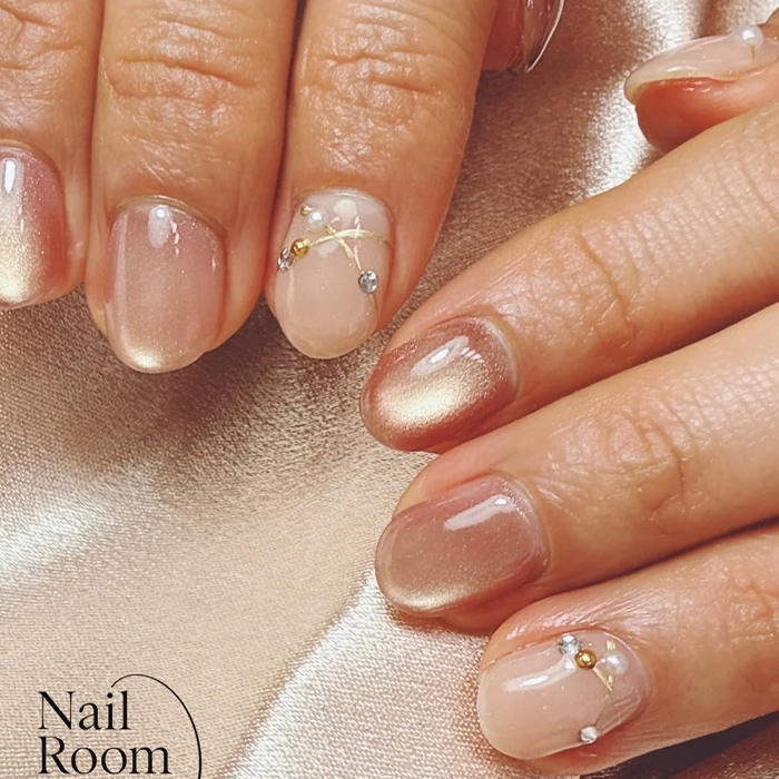 ⑤ヌーディカラーでさりげなく♪ミラーライン×マグネットネイル