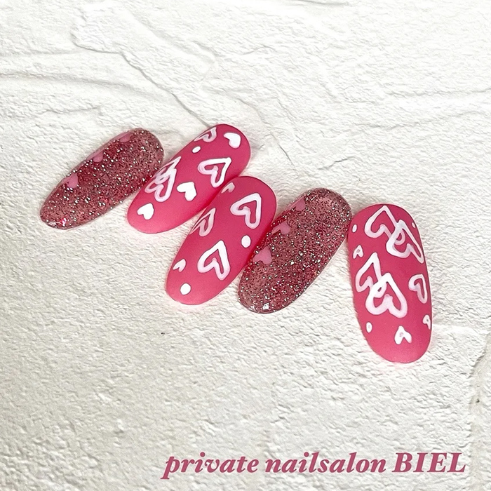 ⑨レトロで可愛い♡手描きハートのバレンタインネイル