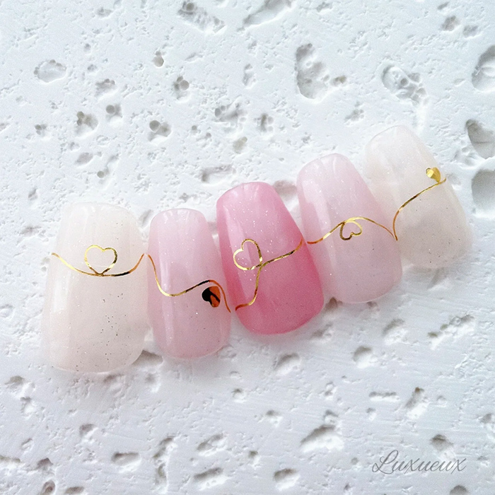 ①簡単なのに可愛い♡リボン風ハートのバレンタインネイル