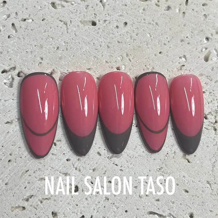 ③ポップでカジュアル☆縁取りフレンチネイル