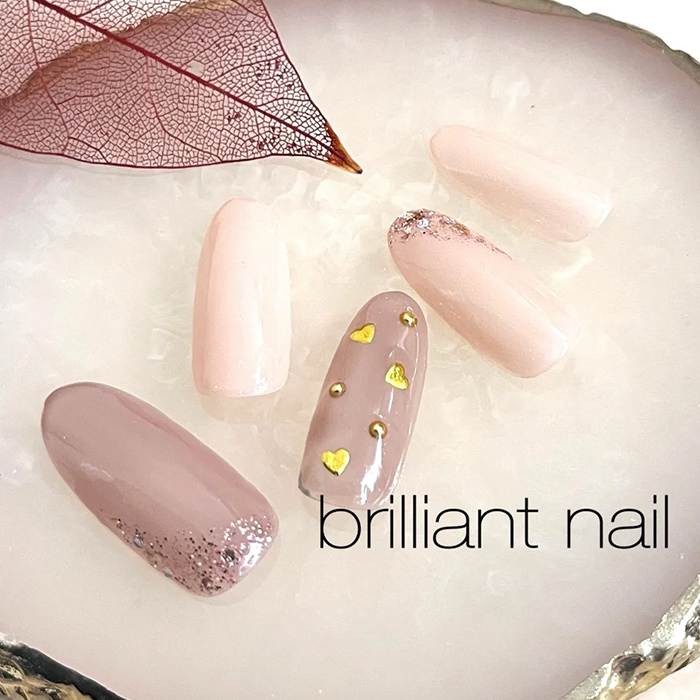 ④ハートを控えめに入れて♡ベージュのシンプルバレンタインネイル