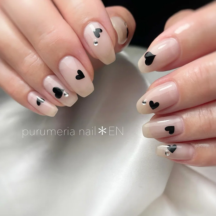⑤ヌーディーカラーに映える◎黒ハートネイル