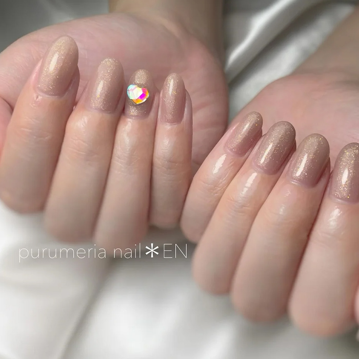 ⑦ワンポイントのハートが◎大人なシンプルブラウンネイル