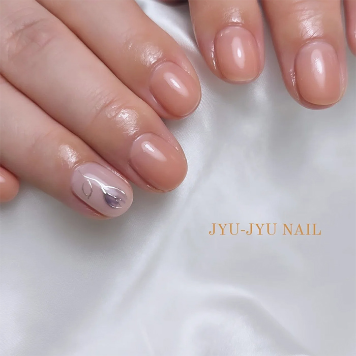 ④オフィスに◎ヌーディーカラー×チューリップネイル