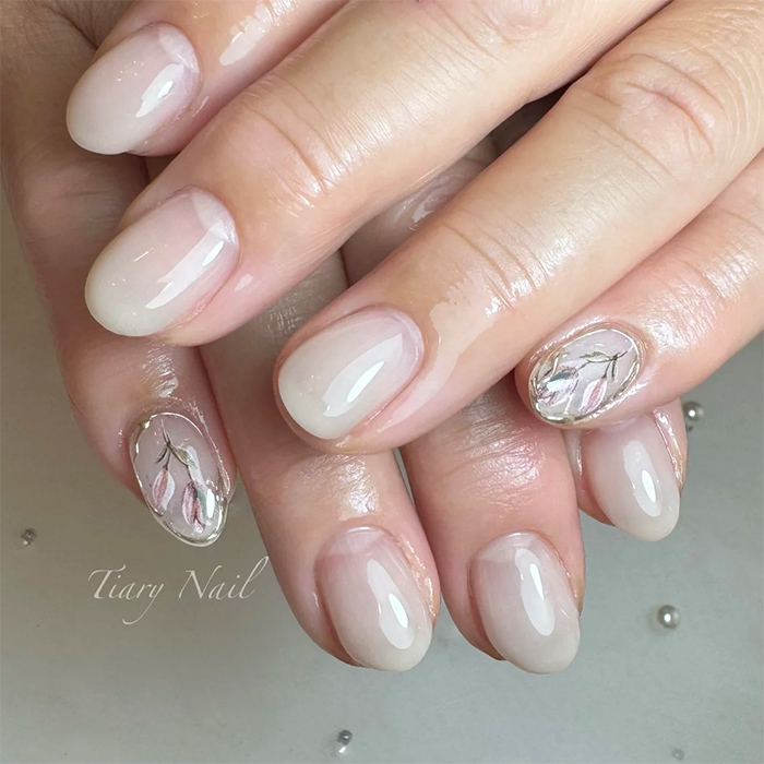 ⑥洗練された印象に♪グレージュ×チューリップネイル