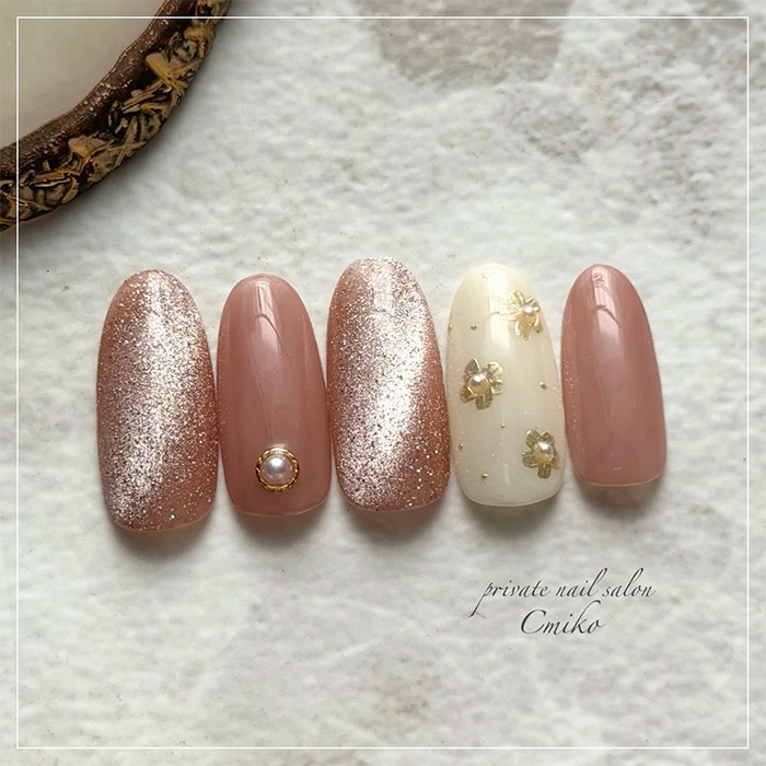 ③上品に魅せる◎ミラーフラワー×マグネットネイル