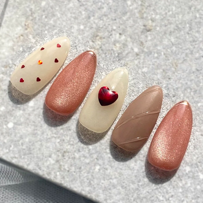 ④ハートと質感を楽しむ♡ぷっくりアート×ハートネイル