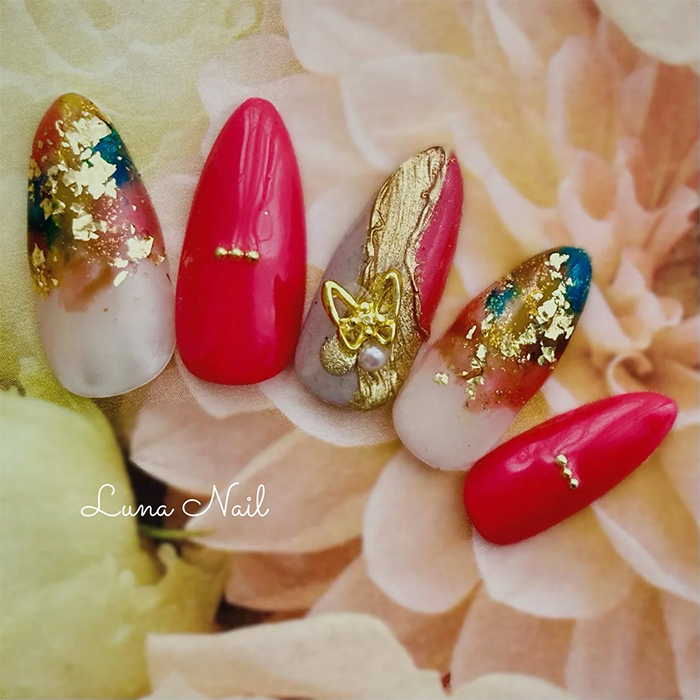 ④ゴールドミラーに寄り添う蝶♡インクアート×ニュアンスネイル