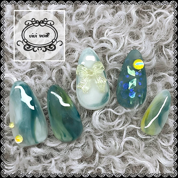 ⑨ブルーとイエローがマッチ◎プッチ柄風ニュアンスネイル