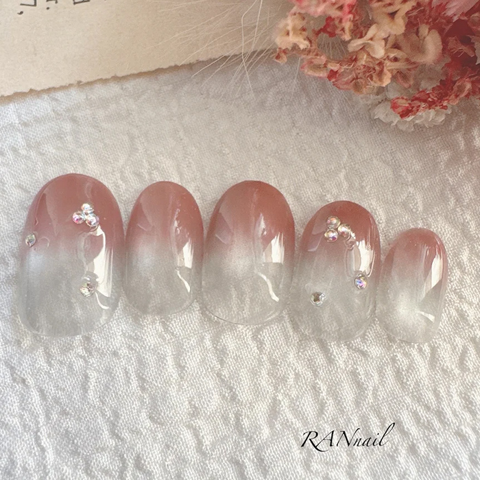 ③ちゅるんとしたスモーキーレッド♪グラデーションネイル