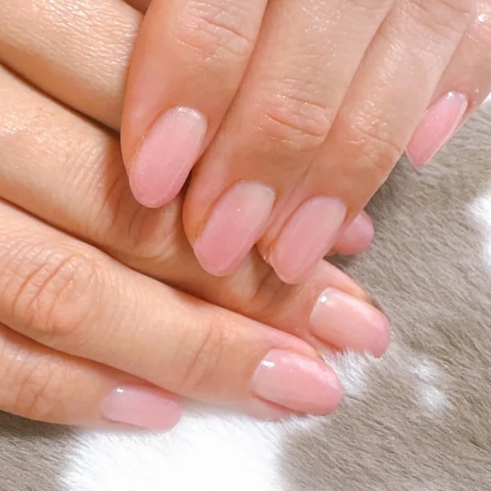 ⑤オフィスにも◎ピンクグラデーションネイル
