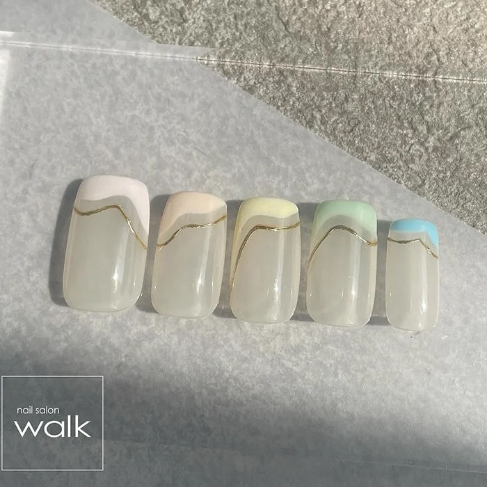 ③カラフルなのに上品☆変形フレンチネイル